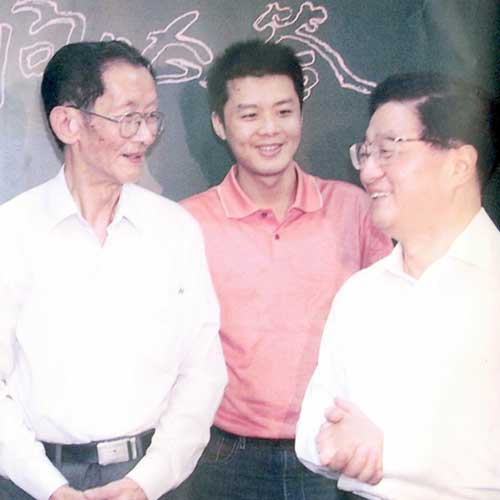 2005年9月9日中共中央政治局常委、國務院副總理黃菊接見公司負責人